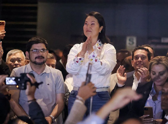 La candidata derechista Keiko Fujimori volvió a situarse por delante del candidato Sánchez al alcanzarse el 98,20 porciento del escrutinio de la segunda vuelta