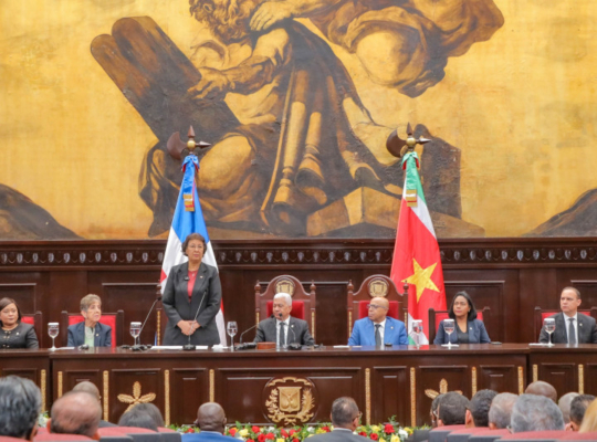 Presidenta de Surinam aboga por diálogo fuerte con RD