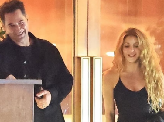 La cantante colombiana y el actor mexicano fueron vistos saliendo de un exclusivo hotel en Los Ángeles, aunque ninguno ha confirmado el motivo de su encuentro.