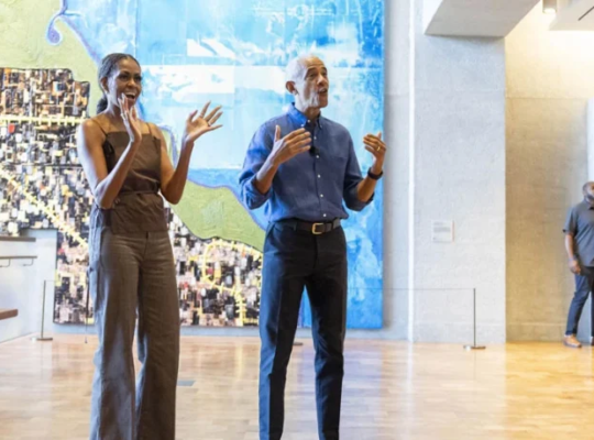 Barack y Michelle Obama reciben a primeros visitantes de su Centro Presidencial en Chicago
