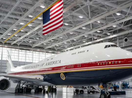 Trump desvela el nuevo Air Force One, un Boeing de lujo con los colores de la bandera