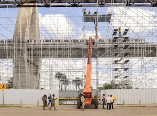 A casi dos años de iniciada la obra, persisten conflictos por compensaciones a familias del puente de la 17