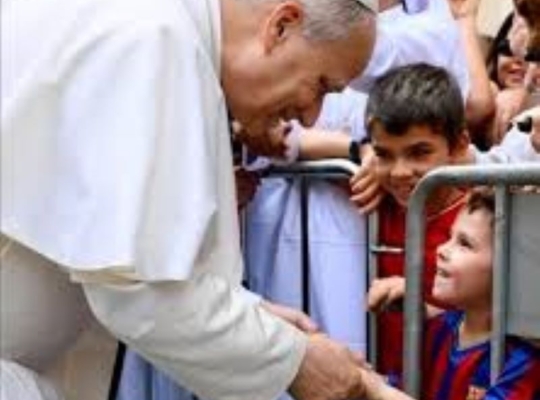 León XIV revela que nunca imaginó convertirse en Papa y reafirma su compromiso con los más vulnerables
