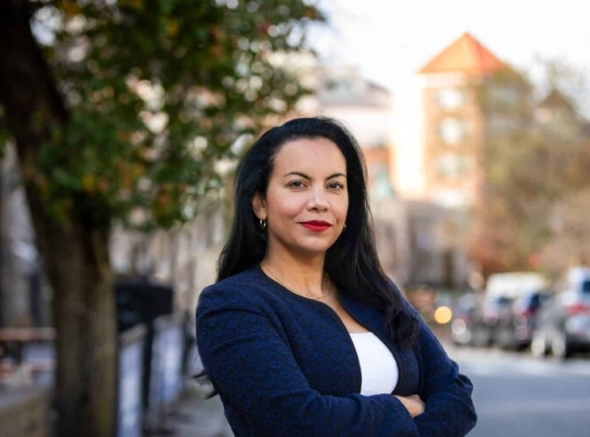 Candidata de origen dominicano gana primaria demócrata y busca mantenerse en el Congreso de EE. UU