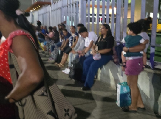 Usuarios esperan hasta 45 minutos por autobuses de la OMSA hacia Ciudad Juan Bosch