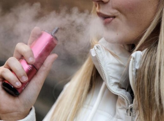 Científicos alertan contra el peligro de los sabores y el diseño de los cigarrillos electrónicos