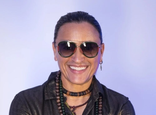 “Puedo retirarme”: Elvis Crespo revela que “Suavemente” sigue generando una gran fortuna dos décadas después