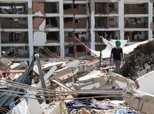 Reportan dos personas con posible vida en un edificio de Venezuela