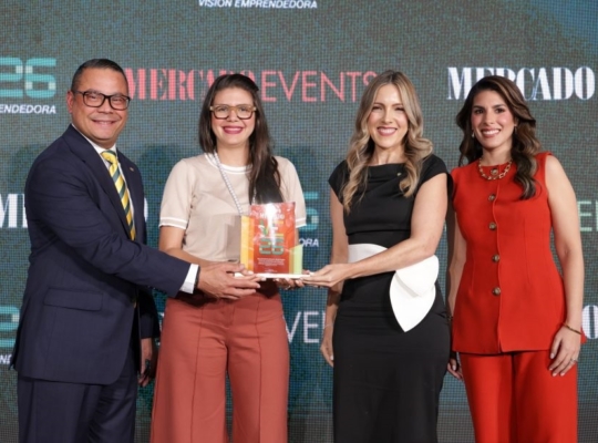 Banco Caribe y Revista Mercado reconocen a Elvira Garrido, de Pork and Beer, en el marco de Visión Emprendedora 2026