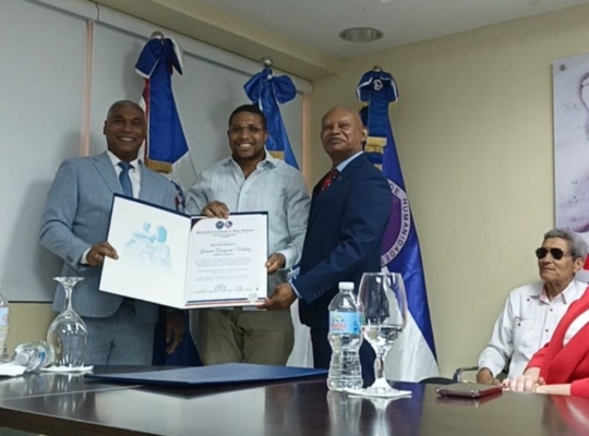 Delegado estudiantil del FESD-16, Janssen Valdez, recibe reconocimiento del Consejo Directivo de la Facultad de Humanidades por su gestión en favor del estudiantado