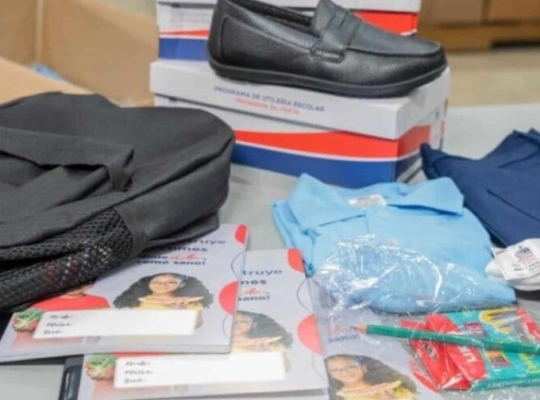 Minerd avanza en la entrega de libros, cuadernos y utilería escolar para recibir a miles de estudiantes en agosto