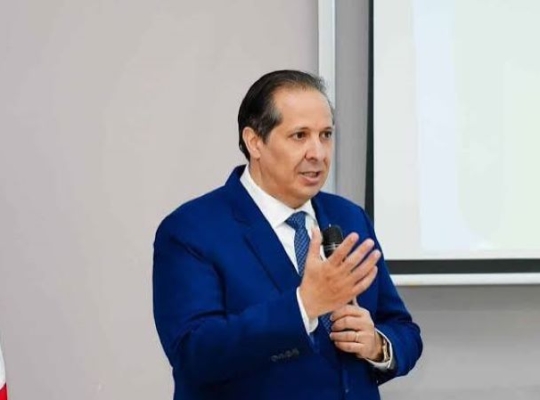 Ministro de Salud, Víctor Atallah advierte que habrá consecuencias por la muerte de una mujer tras cirugía estética