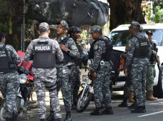 Reforma policial prohíbe revisar genitales y elimina rango de raso