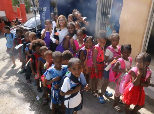 Solidaridad y sonrisas marcan jornada de donación de útiles escolares en Bajos de Haina