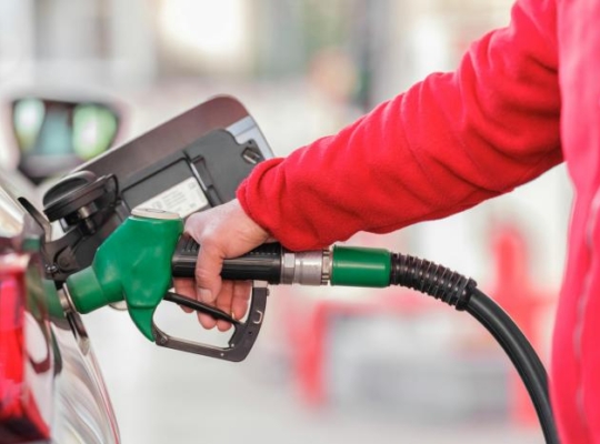 Gobierno aumenta hasta tres pesos a las gasolinas y gasoil