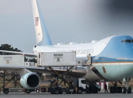 Trump se escondió en un contenedor de comida para cambiar de avión en secreto tras cumbre de la OTAN