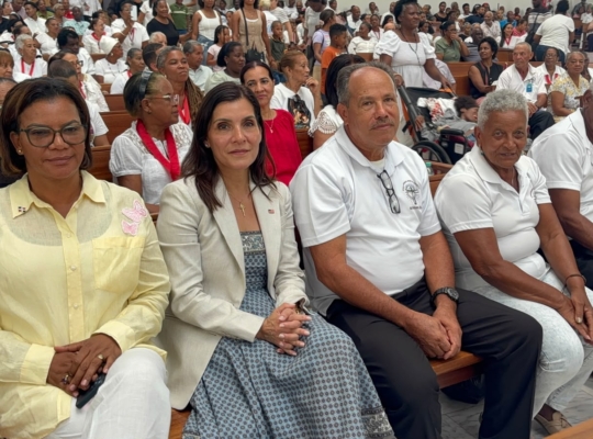 Embajadora de Estados Unidos visita el Santuario Nacional Santo Cristo de los Milagros en Bayaguana