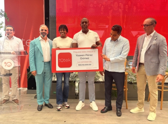 Paulino, Pie y otros atletas dominicanos reciben cheques de la Fundación IQtek; Marileidy anunció alianza con la marca