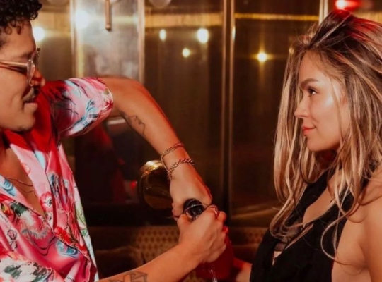 Karol G y Bruno Mars generan rumores