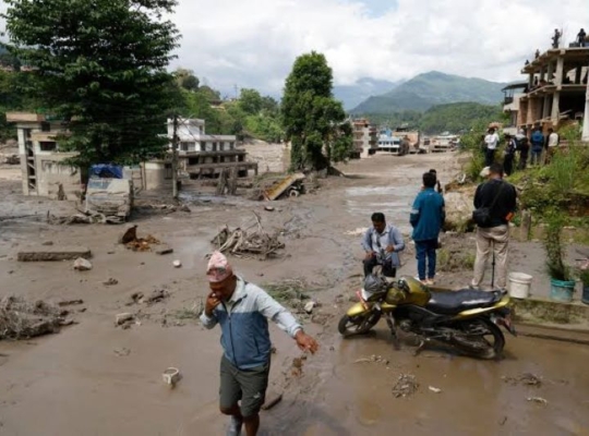 Al menos 16 muertos y 400 sin contacto en Nepal tras una riada en la frontera con China