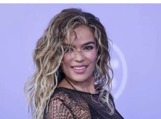Karol G canta otro tema de su nuevo disco en un concierto en Washington