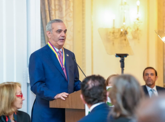 Abinader recibe Insignia de Oro de Americas Society por su gestión y liderazgo regional