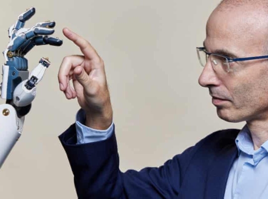«Nunca invoques un poder que no puedas controlar»: Yuval Noah Harari sobre cómo la IA podría amenazar la democracia y dividir al mundo