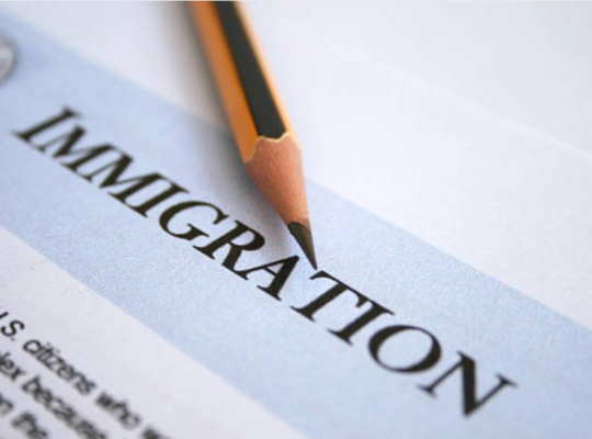 Entra en vigor nueva reglamentación de carga pública de USCIS