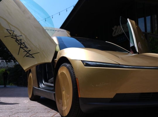 Elon Musk lanza taxis autónomos sin volante ni pedales