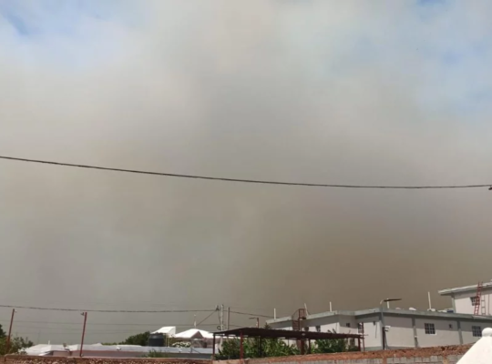 Capa de humo arropa a Pedernales: calderos, camas y pisos de casas llenos de cenizas
