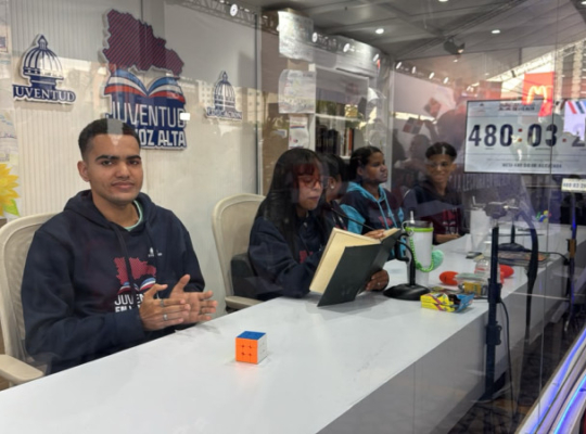 Cinco jóvenes dominicanos completan 480 horas de lectura en voz alta y buscan devolver al país el récord Guinness mundial