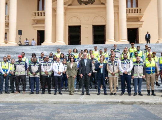 Presidente Abinader desciende las escalinatas del Palacio Nacional durante simulacro nacional de terremoto