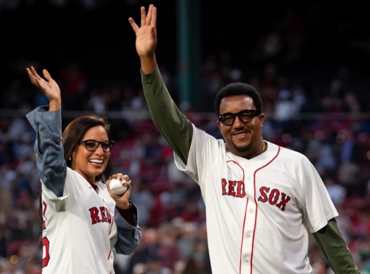 Pedro Martínez recibe la primera bola de su esposa “Carolina” en Fenway en Noche de la Herencia Hispana