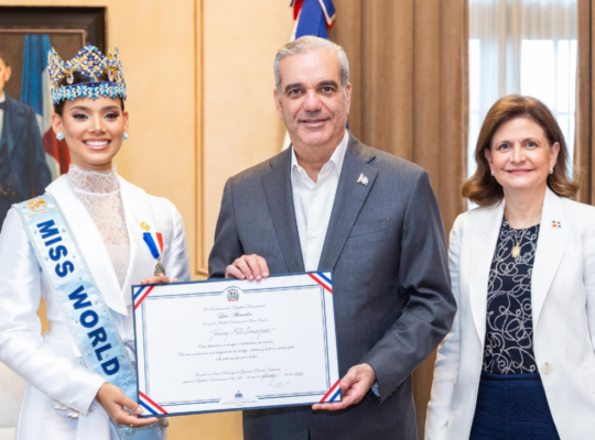 Presidente Luis Abinader recibe en el Palacio Nacional a Miss Mundo 2026, Joheirry Mola