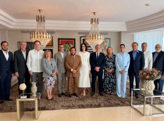 Vicepresidente de El Salvador comparte con destacados empresarios dominicanos durante visita a Santo Domingo