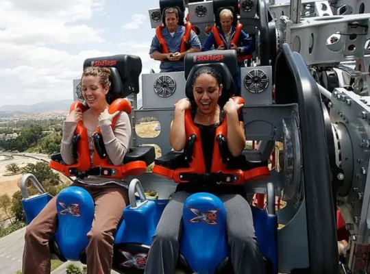 El parque de atracciones Six Flags en California clausura la montaña rusa X2 tras cientos de denuncias de lesiones cerebrales