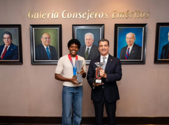 Banco Popular reconoce a Marileidy Paulino tras una histórica temporada en el atletismo mundial