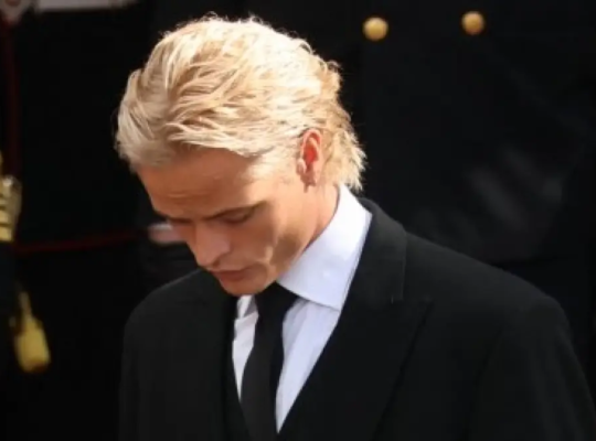 Pese a su arresto domiciliario por violación, Marius Borg reaparece en el funeral de su ‘abuelo’, el rey Harald