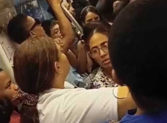 Momento de tensión en el Metro: una mano quedó atrapada entre las puertas del tren