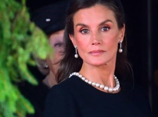 La historia detrás del collar de perlas de la reina Letizia en el funeral de Harald V: una tradición de luto, joyas de pasar y el legado de Victoria Eugenia