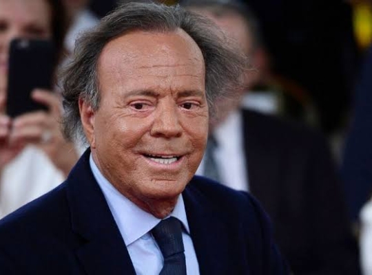 Extrabajadoras de Julio Iglesias presentan querella por presuntas agresiones sexuales y trata