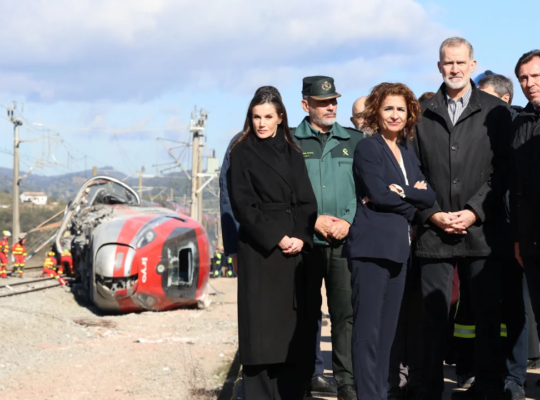 El Rey Felipe VI y la reina Letizia visitaron la zona del accidente ferroviario