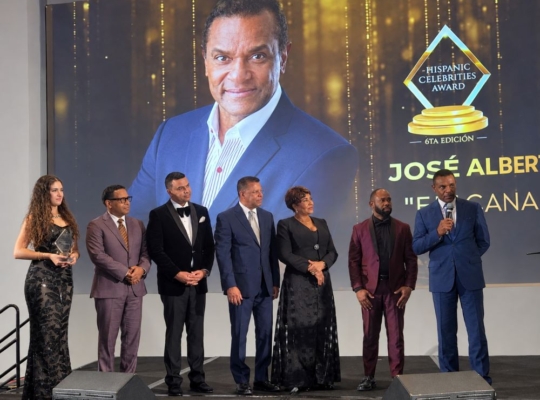 José Alberto “El Canario” recibe el máximo galardón de los Hispanic Celebrities Awards por sus 50 años de trayectoria