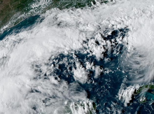 Isaías se convierte en huracán categoría 1 y avanza por el golfo de México