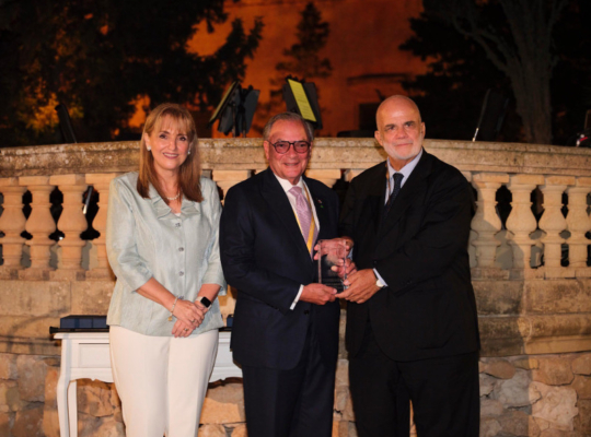 Cumbre Mundial reconoce a Frank Rainieri del Grupo Punta Cana