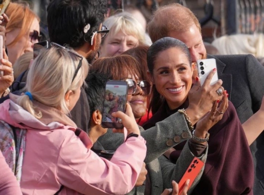 Enrique y Meghan reciben vítores