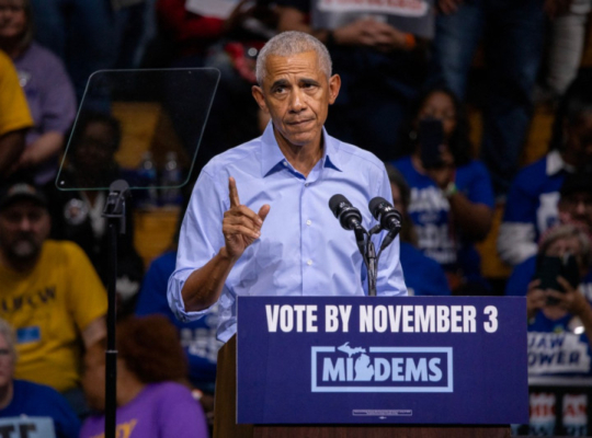 Obama critica «caos y crueldad» de Trump mientras hace campaña por los demócratas