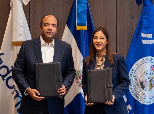 Samuel Pereyra impulsa oportunidades educativas para jóvenes dominicanas mediante becas completas de ingeniería