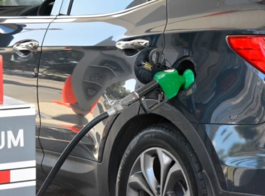 Gobierno congela precios de los combustibles