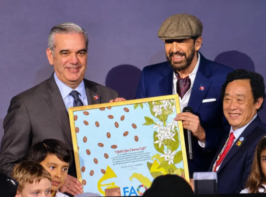 Juan Luis Guerra recibe homenaje de la FAO por “Ojalá que llueva café”